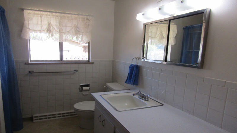 MAIN FLOOR FULL BATHROOM