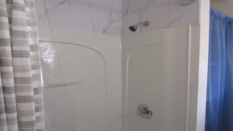 MAIN FLOOR SHOWER/TUB