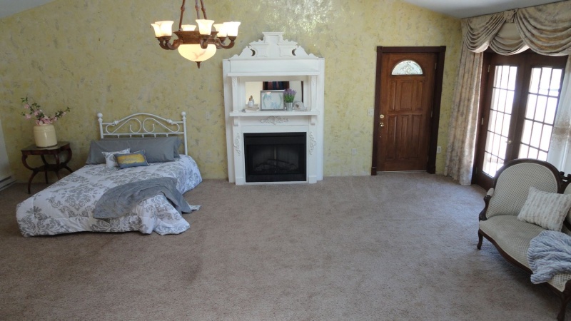 Large Guest Room w electric fireplace