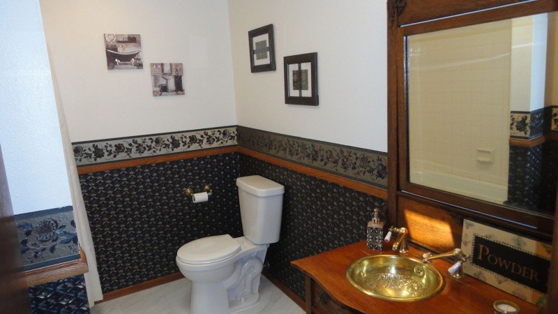 Main Bathroom with tub/shower