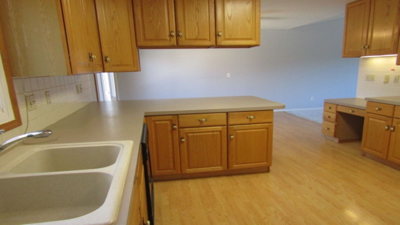 Kitchen from hallway be front door